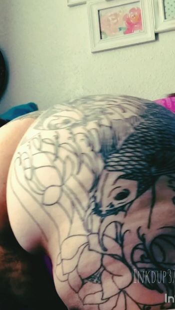Grandota rebotando en el culo tatuado