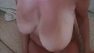 Masturbiere auf meinen Titten