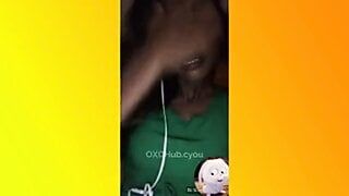 Heißes Mädchen zeigt ihre Möpse während des Videoanrufs