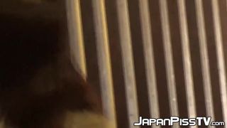 Schmutzige Schätzchen überschwemmen japanische Straßen mit Solo-Pisse