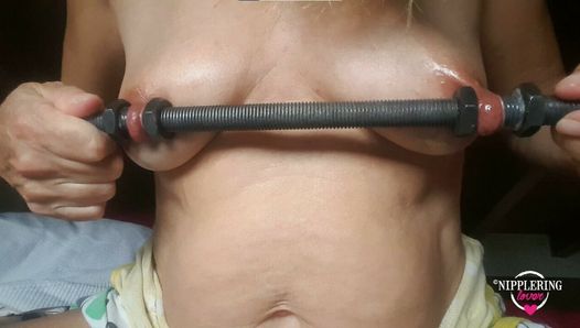 Nippleringlover - versaute MILF führt 16mm Stange in extrem gedehnte Nippelpiercings ein, Teil 2