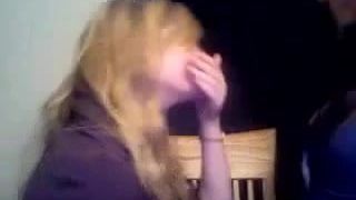 2 Mädchen küssen sich leidenschaftlich vor der Webcam