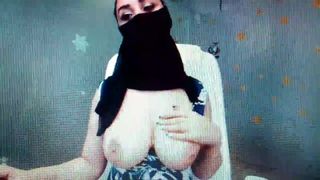 Muslimisches Webcam-Mädchen mit großen natürlichen Titten