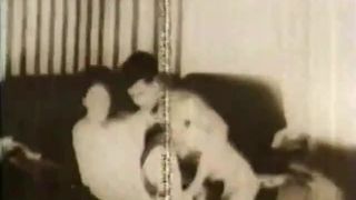 Puta cachonda tiene sexo con su amiga (vintage de los años 50)