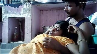 Indische dorfhaus-ehefrau sexy große möpse drücken