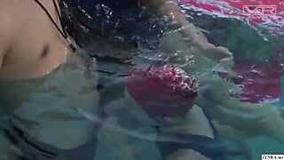 Japanische Schulmädchen geben Swim-Coach Blowjob unter Wasser