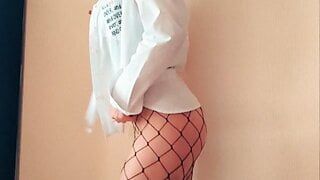 Striptease von einem Mädchen in Hemd und Netzstrumpfhose