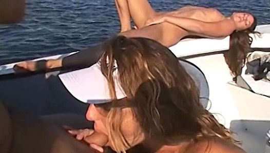Sexy Blondine fickt ihren Ehemann und ihre Freundin auf einem Boot