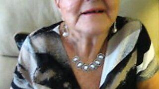 80-летняя декольте бабушки