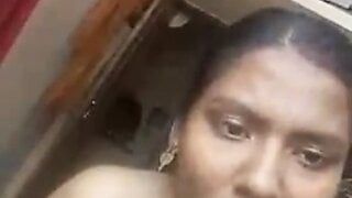 Geiles tamilisches Mädchen zeigt und fingert beim Videoanruf