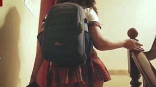 Desi Bhabhi College-Mädchen hat Cosplay-Sex in Hindi - dicker Arsch