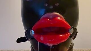 Toucher fétichiste - poupée en latex, tapette, femboy avec bâillon à lèvres et bave avec masque