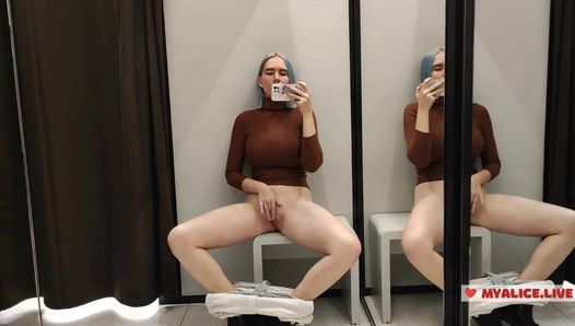 Masturbação em um provador em um shopping. Eu tento transportar roupas transparentes no provador e masturbação.