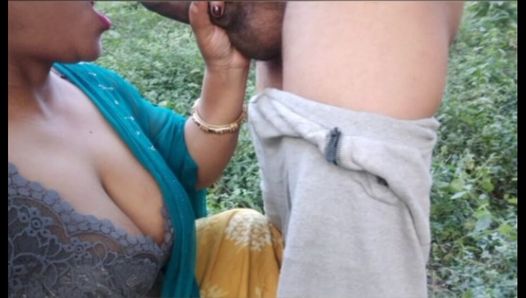 Desi bhabhi spielte mit einem Jungen im Dschungel ein schmutziges sexspiel und gab ihm auch einen blowjob.