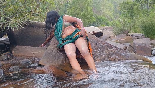 Telugu sexig moster badar i ett vattenfall utomhus, telugu smutsiga samtal.