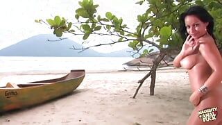Sexy stel vindt een verlaten eiland en heeft daar verschillende dagen gepassioneerde liefdevolle seks