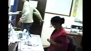 El personal de la oficina india tiene sexo