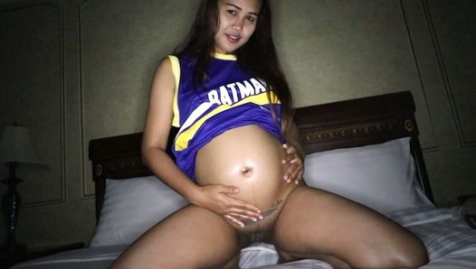 Schwangere Amateurin Thai Thai Lily Lily Koh - selbstgedrehter kurzer Fick und POV-Blowjob