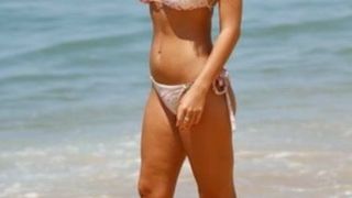 Chloe Wiesen - Bikini an einem Strand in Portugal