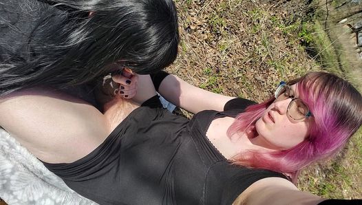 Goth, trans-mädchen bekommt ihren schwanz draußen von trans goth-freundin gelutscht