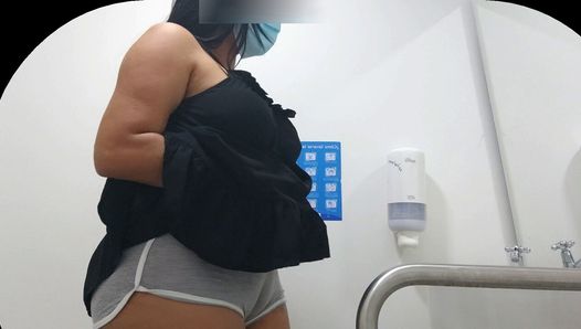 Kamera, die Cameltoe des Mädchens mit Badezimmer des dicken Arsches öffentlich fängt