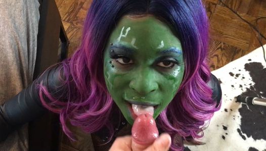 Gamora se atraganta con la polla de Quill: cosplay facial, mamada de garganta profunda