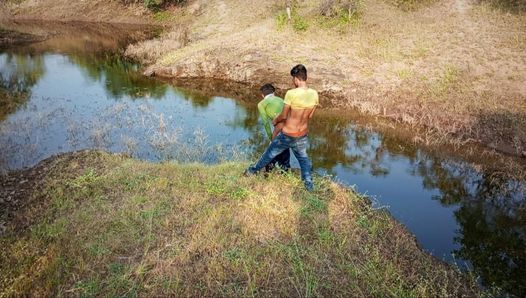 Chico indio va cerca del agua en el bosque y disfruta del agua y también disfruta del sexo - película gay en hindi
