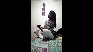 Neues indisches Mädchen fingert ihre enge Muschi