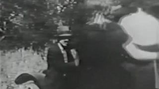 Schnurrbart-Junge fickt 2 junge zierliche Mädchen (1910er Jahre)