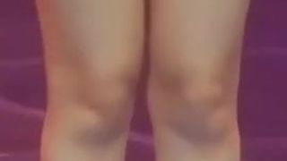 Lass uns alle Tribut zollen von Jennies sexy Göttin-Beinen