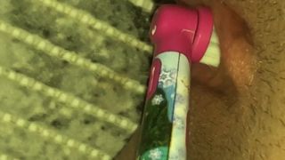 18-Jährige masturbiert mit elektrischer Zahnbürste
