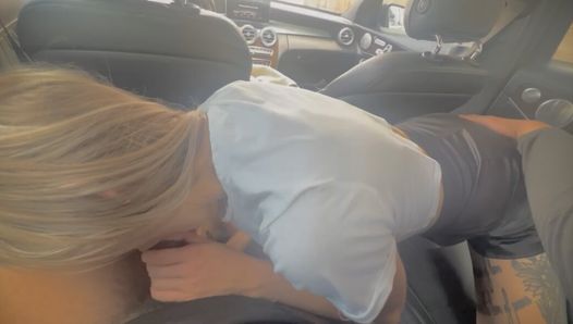 Heiße zierliche Blondine gibt Amateur-BBC-Blowjob in Mercedes-Benz!