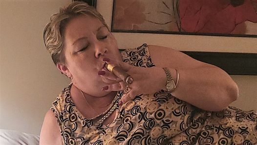 Stiefmutter liebt es, eine fette zu rauchen