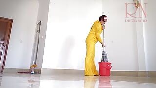 Femme de ménage nue nettoie l'espace de bureau. Femme de chambre sans culotte.