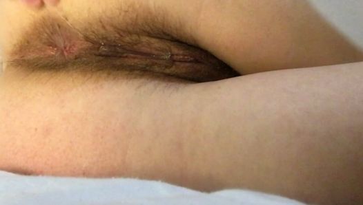 ECHTER freihändiger weiblicher Orgasmus, sehr haarige Muschi und Masturbation im Schneidersitz. Pulsierende Muschi