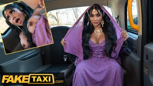 Bengálská sestřička ve fake taxi si vezme velkého ptáka do své těsné asijské kundičky s vytaženými velkými prsy