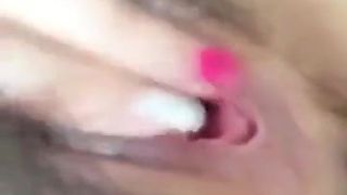 Geiles chinesisches Mädchen masturbiert bis zum intensiven Orgasmus