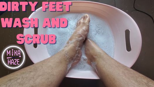 Wasche und schrubbe meine großen schmutzigen Füße