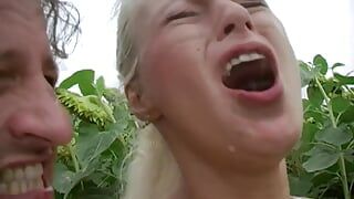 Einer attraktiven Blondine wird im Freien das Arschloch zerstört