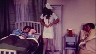 Krankenschwester gibt Patienten sexuelle Behandlung (Retro, 60er Jahre)