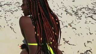 Afrikanische Göttin - am Strand