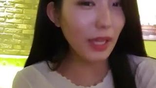 Schöne Koreanerin vor der Webcam
