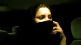 Arabisches Niqab-Mädchen, das große Titten im Auto zeigt