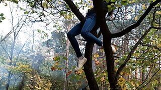 Mädchen kletterte auf einen Baum, um ihre Muschi daran zu reiben - Lesben-Illusion