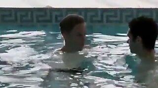 Erwischt erwischt, wie er seinem Schwimmkumpel einen Handjob im Pool gibt