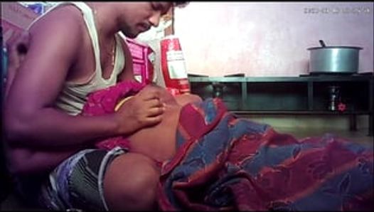 Indische dorfhaus-ehefrau sexy heiße möpse drücken