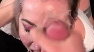 Sexy Schlampe nimmt eine Ladung ins Gesicht