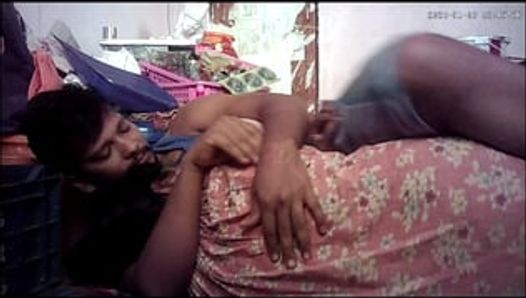 Indische hausfrau mit dicken möpsen küsst