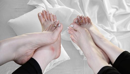 hübsche Füße mit langen Zehen und weißem Nagellack