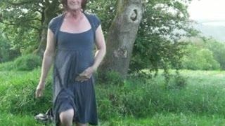 Jenny Smith macht Transe beim Baumziehen